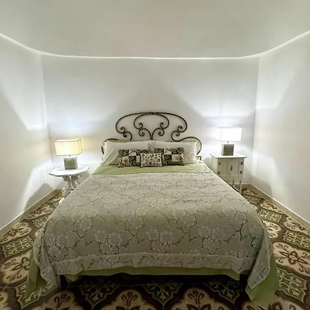 Trulli Donna Gina Locorotondo